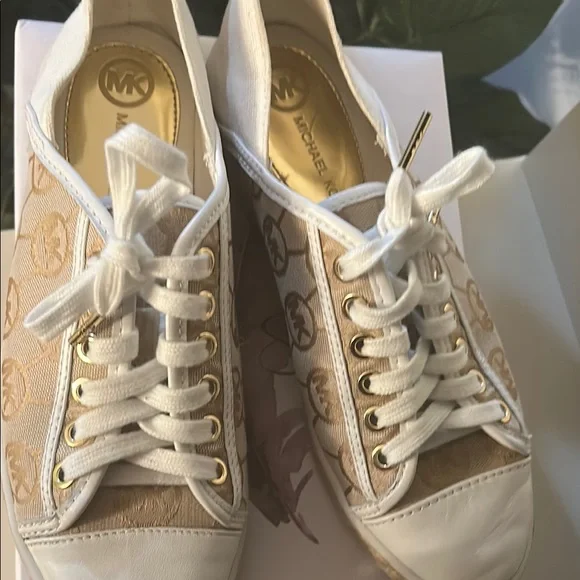 Michael Kors White and Tan Low-Top Sneakers - Picture 3 of 6